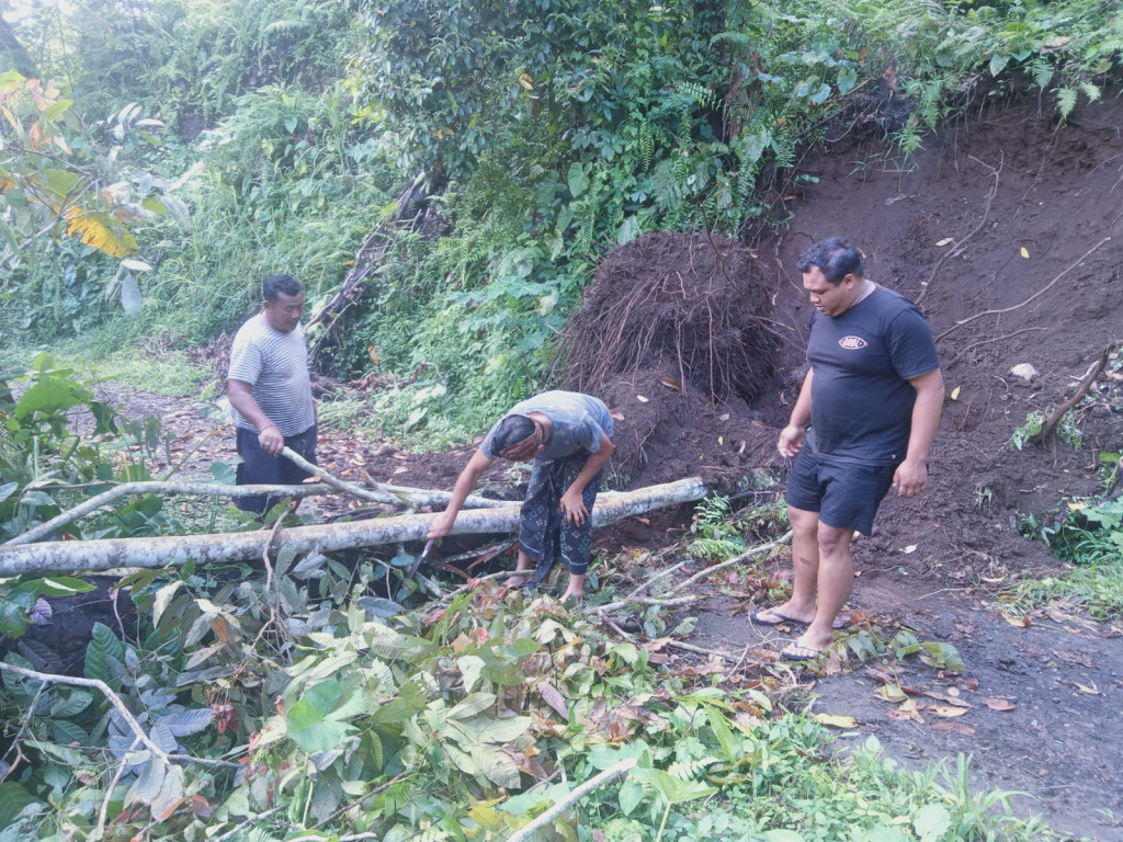 Cuaca Extrem, Akses Jalan Menuju Pura Pucak Gunung Lebah Br.Kerta Longsor